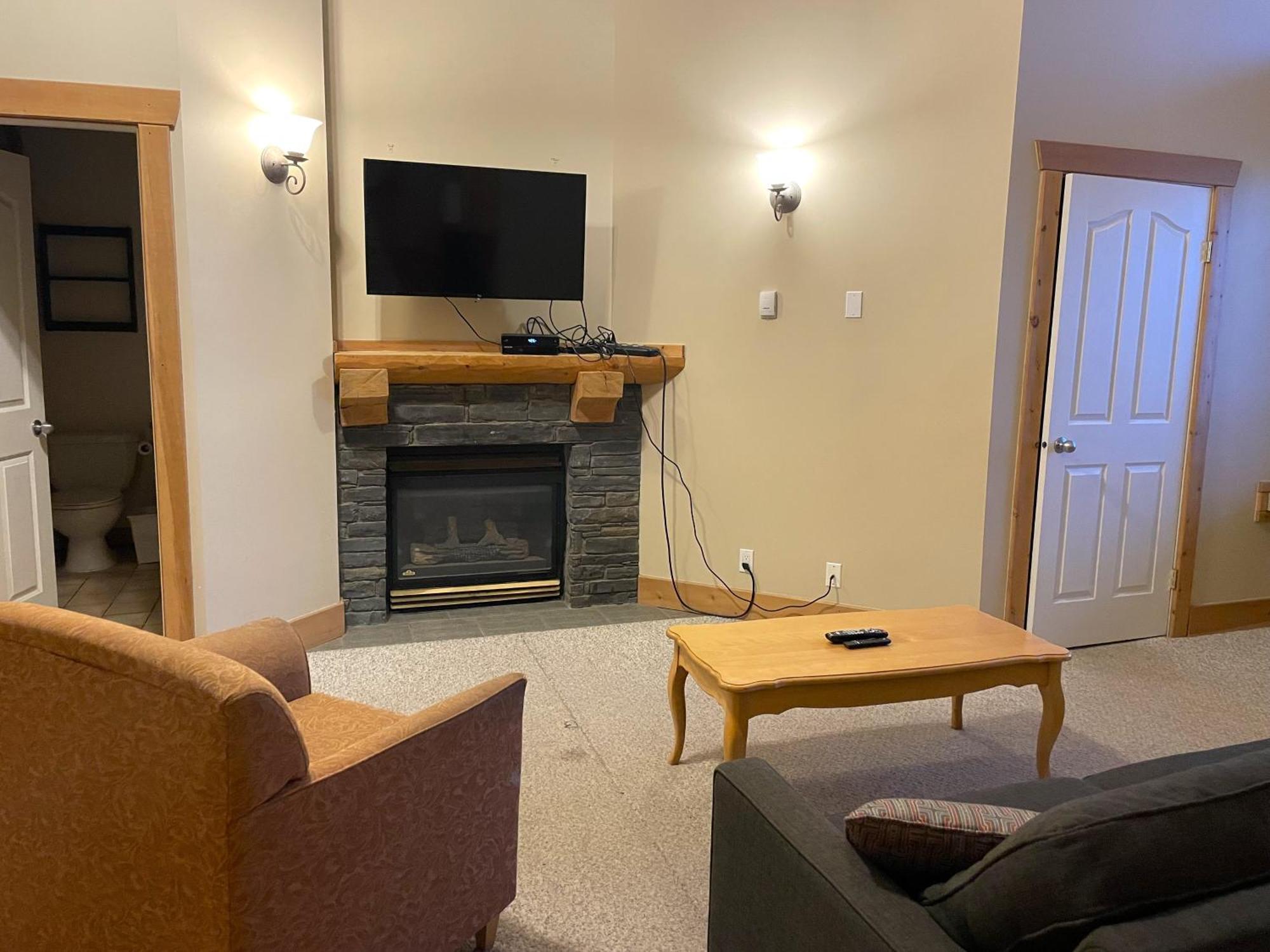 Cornerstone Lodge By Park Vacation Management Fernie Kültér fotó